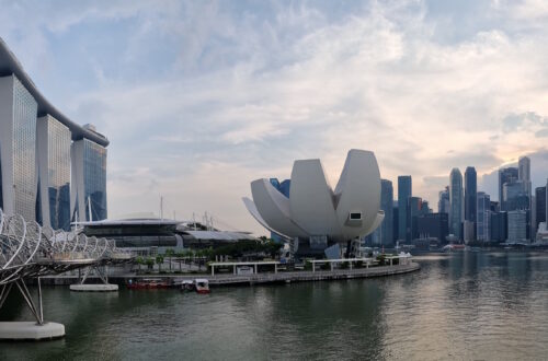 Skyline von Singapur, mit dem Marina Bay Sands und dem Artscience Museum